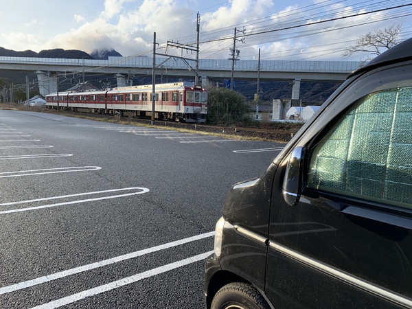 オシャレな温泉施設で車…の写真