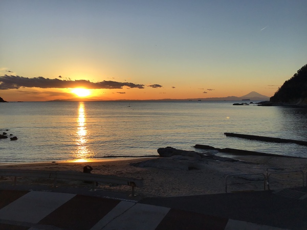 夕陽と富士山と波の音に…の写真