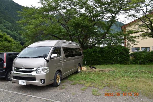 広い駐車場に止め放題の写真