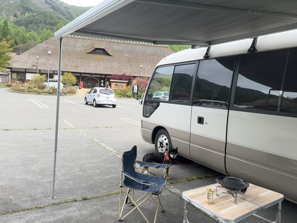 静かな立地と広い駐車場の写真