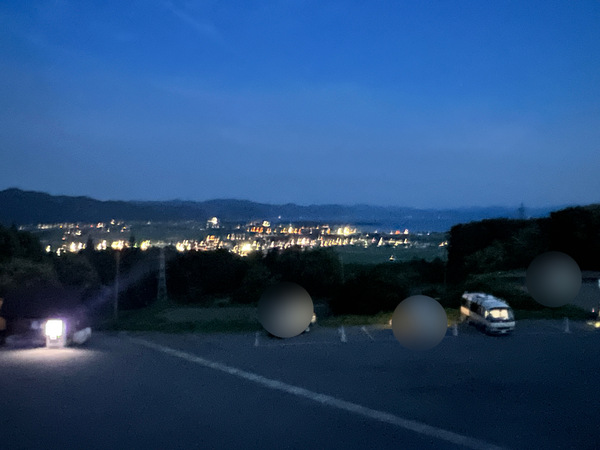 広い駐車場に夜景も綺麗…の写真