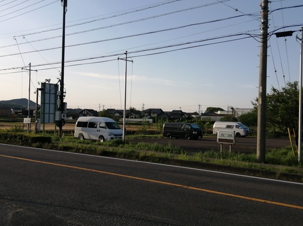 ビールと激辛ポテトの写真