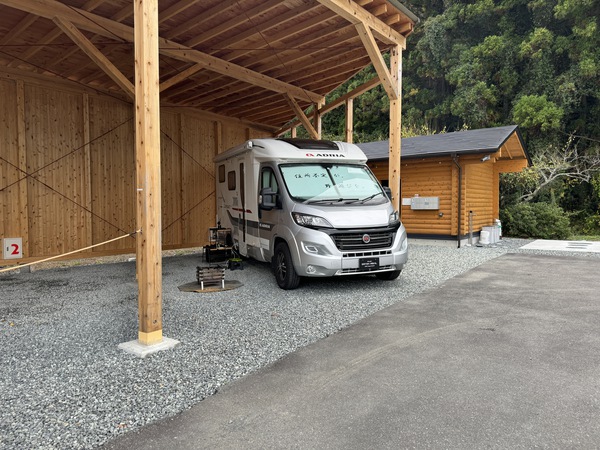 屋根付きサイトで快適車…の写真