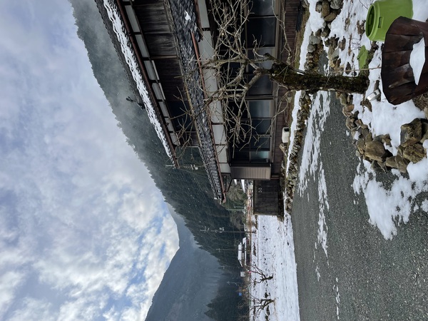 雪景色の中の静かな車中…の写真